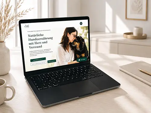 Laptop-Mockup der Ari-Health-Advisory-Website mit der Startseite „Natürliche Hundeernährung mit Herz und Verstand" und einem Foto von Diana Duquenoy mit Hund